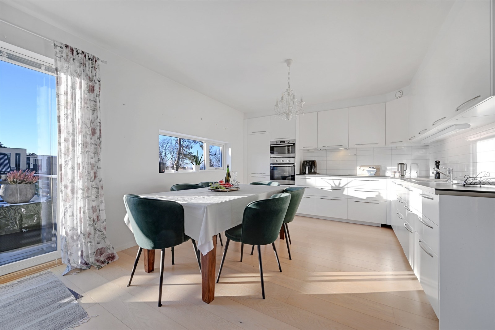 Den åpne kjøkken- og stueløsningen utgjør leilighetens naturlige samlingspunkt. Galleribilde