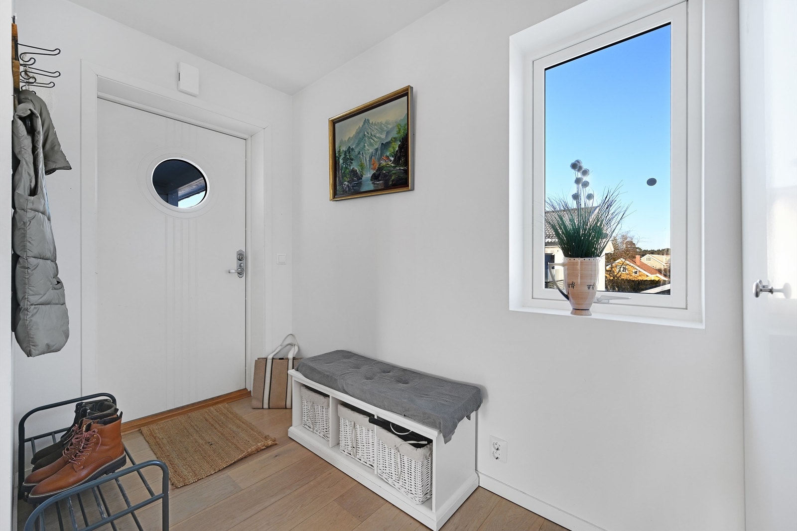 God plass til oppbevaring av yttertøy og sko. Galleribilde