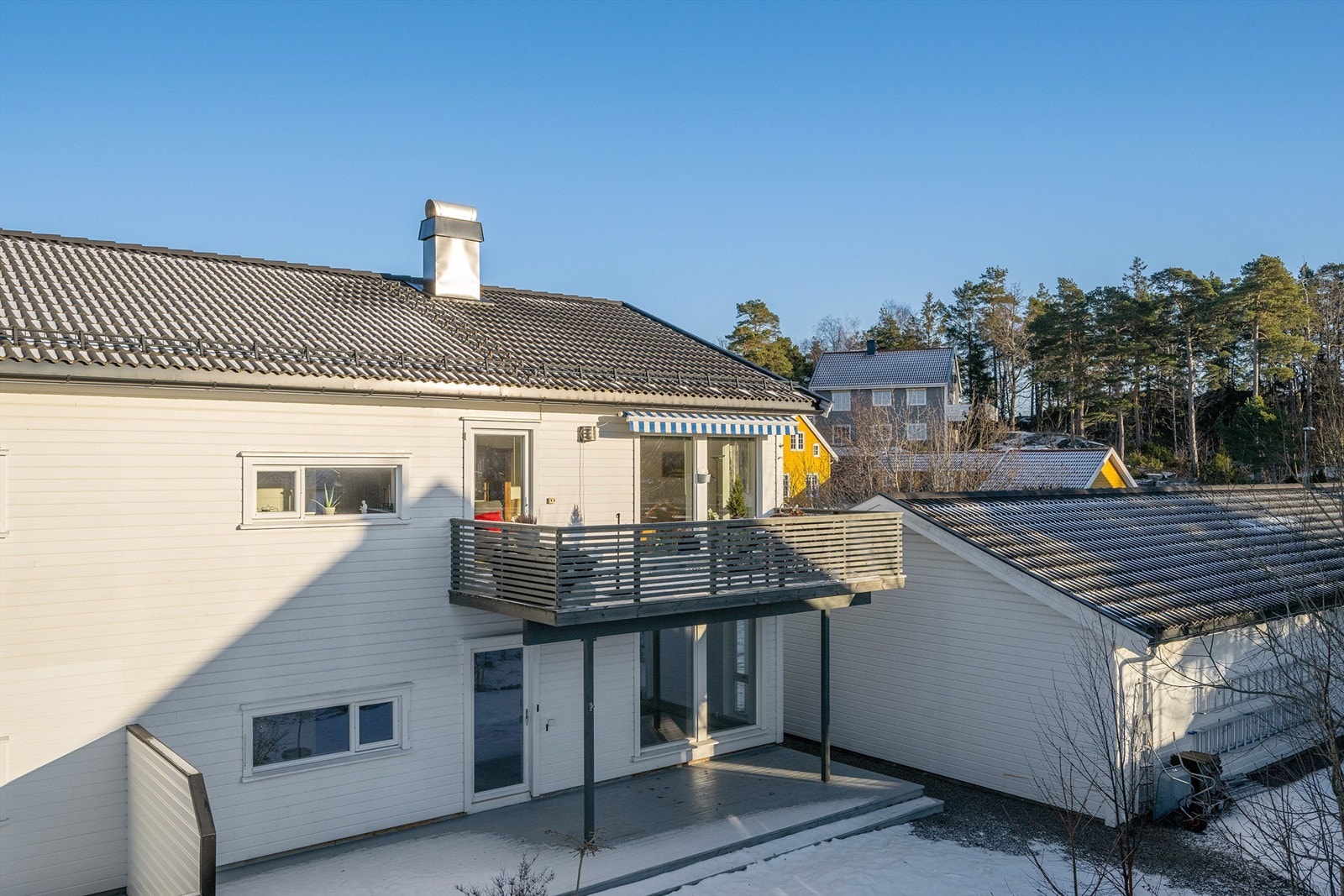 Eiertomt på 3 345,80 kvm som tilhører sameiet. Leiligheten har adkomst fra stuen ut til en sørvendt terrasse på ca 14 kvm. Galleribilde