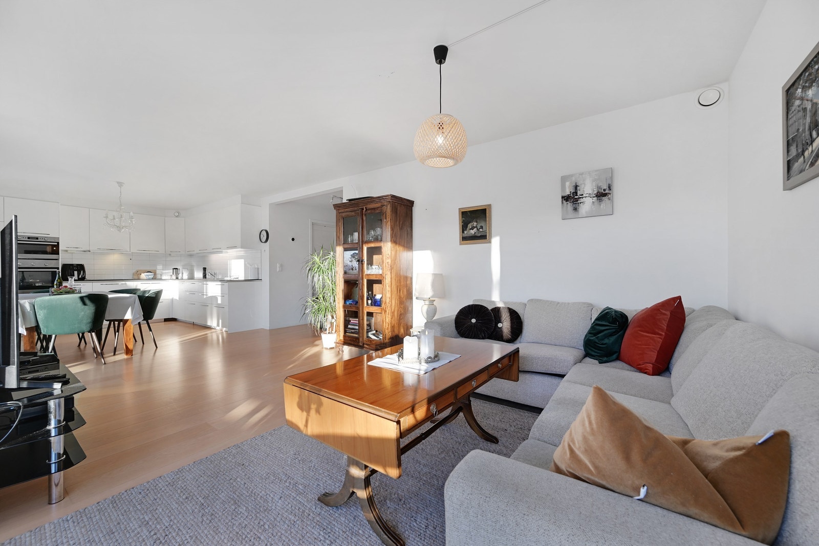 Fra stuen er det utgang til en romslig veranda på ca. 14 kvm - en herlig uteplass hvor du kan nyte solen fra ca. kl. 09.30 til ca. kl. 19.30. Galleribilde