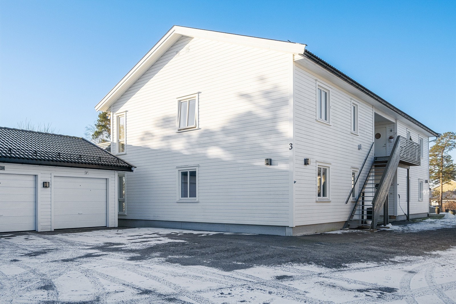 Leiligheten har garasjeplass i rekke. Her er det også muligheter for ekstra oppbevaringsmuligheter. Galleribilde