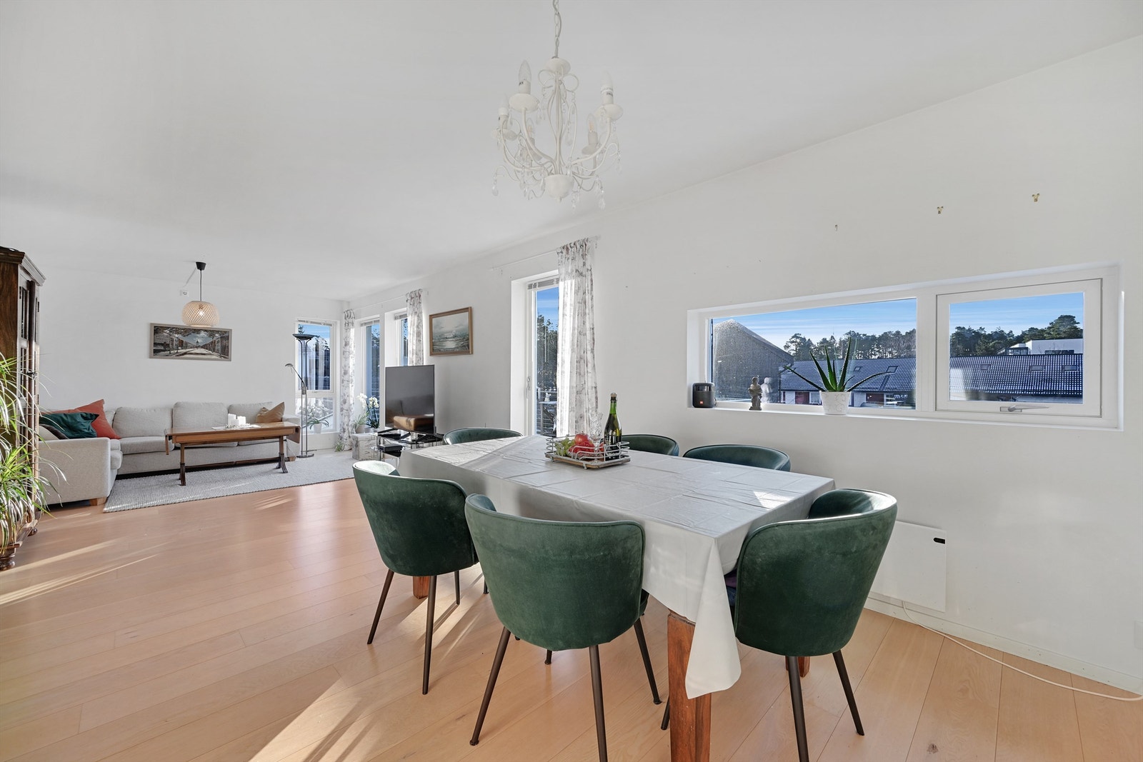 Leiligheten er gjennomgående og byr på et stilrent uttrykk, delikate fargevalg og en smart, arealeffektiv planløsning som gir en romslig og innbydende atmosfære. Galleribilde