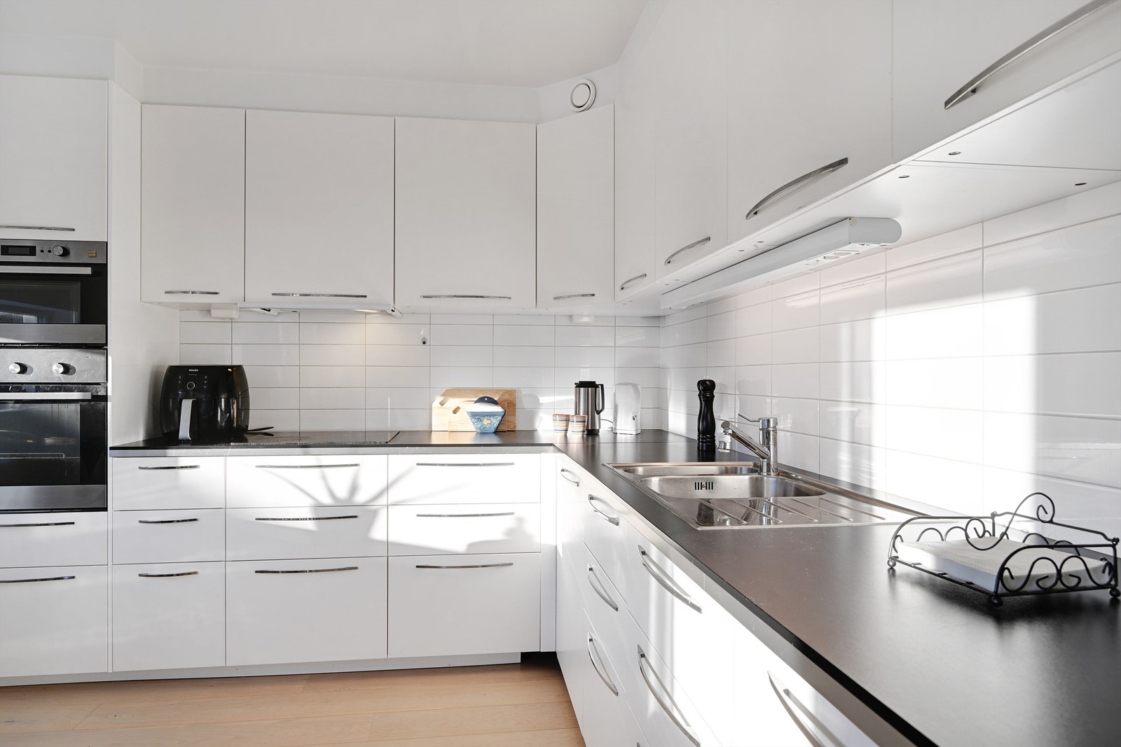 Kjøkkenet er innbydende og funksjonelt med rikelig skap- og benkeplass, gode arbeidsflater og et moderne uttrykk. Galleribilde