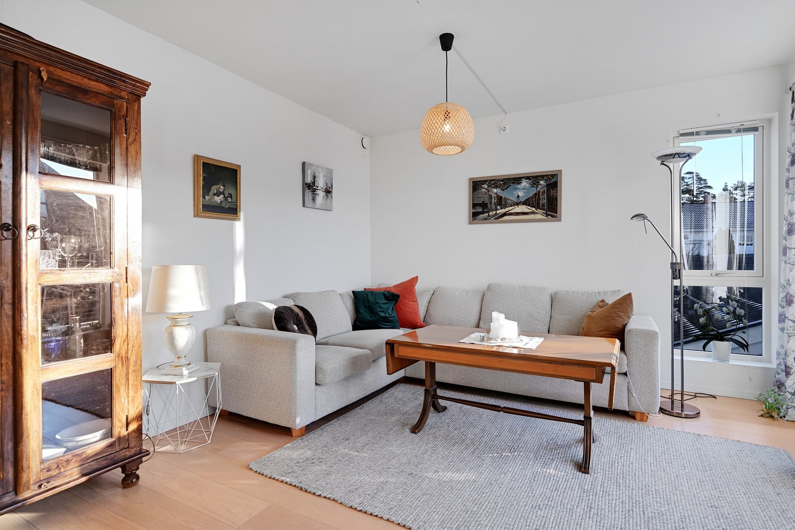 Stuen har god plass til både spisebord og sofagruppe, og store vindusflater gir rikelig med naturlig lys. Galleribilde