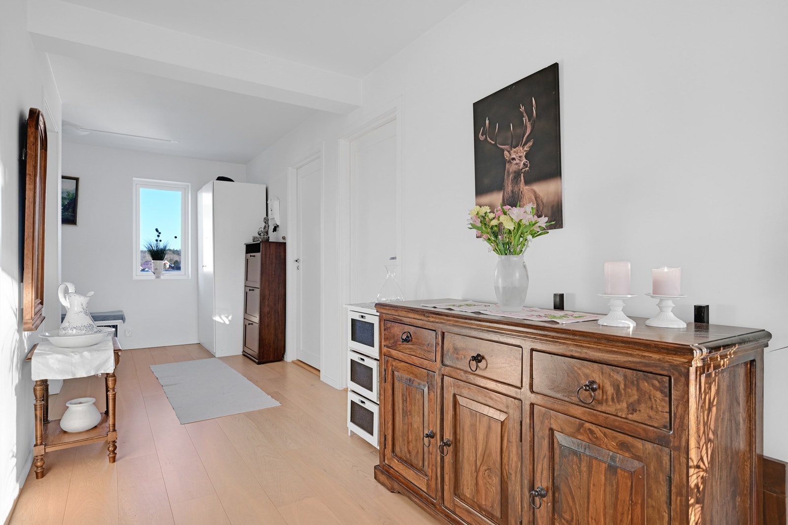 Hyggelig entré med praktisk garderobeskap. Galleribilde