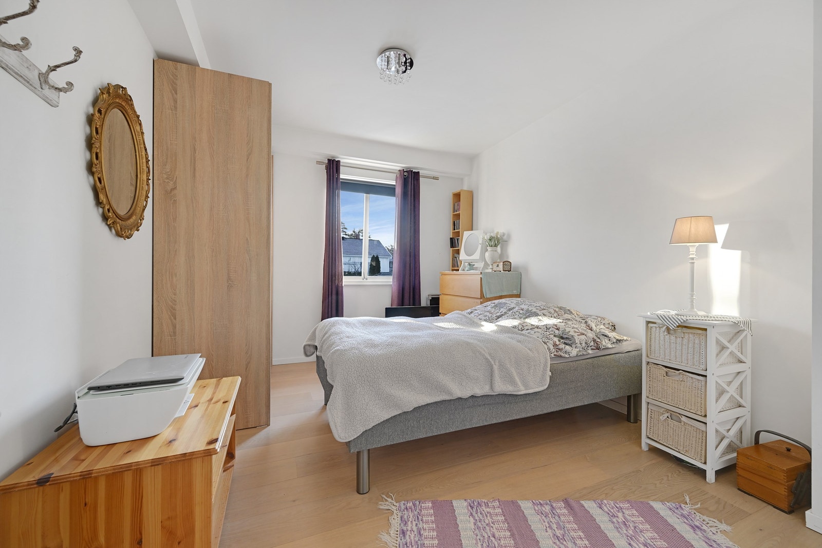 Romslig og delikat soverom med god plass til dobbeltseng og tilhørende møblement. Galleribilde