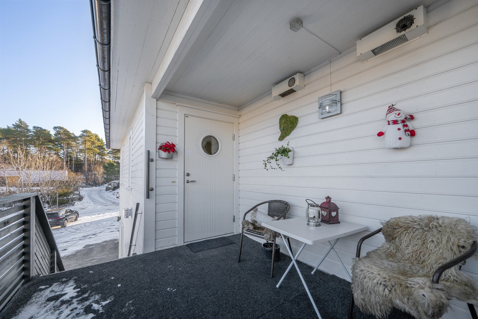 Overbygget inngangsparti med lys. Galleribilde