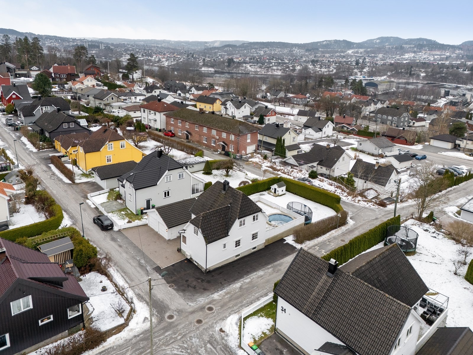 Her har du nærhet til dagligvareforretninger, barnehage, barneskole og ungdomsskole, samt idrettsanlegg. Galleribilde