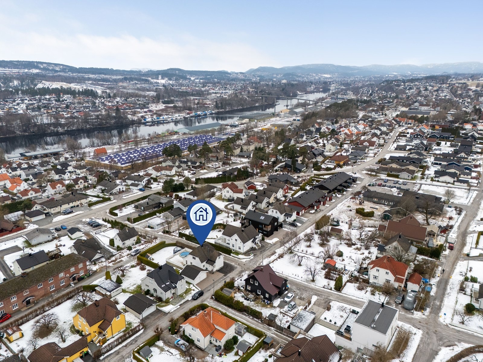 Furuheimvegen 36 har gode solforhold og skjermede uteområder, samt nærhet til dagligvareforretninger, barnehage, barneskole og ungdomsskole, og idrettsanlegg. Galleribilde