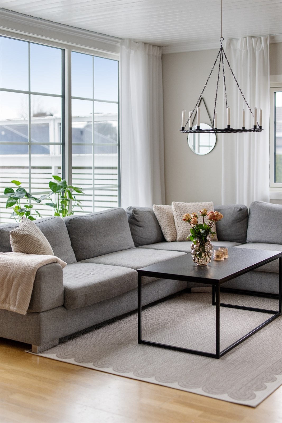 Boligen er godt oppgradert bolig med bl.a. nye 3-lags glass vinduer fra 2024 i 1. etasje og i kjeller, og 2-lags glass vinduer i 2. etasje fra ca. 2005. Galleribilde