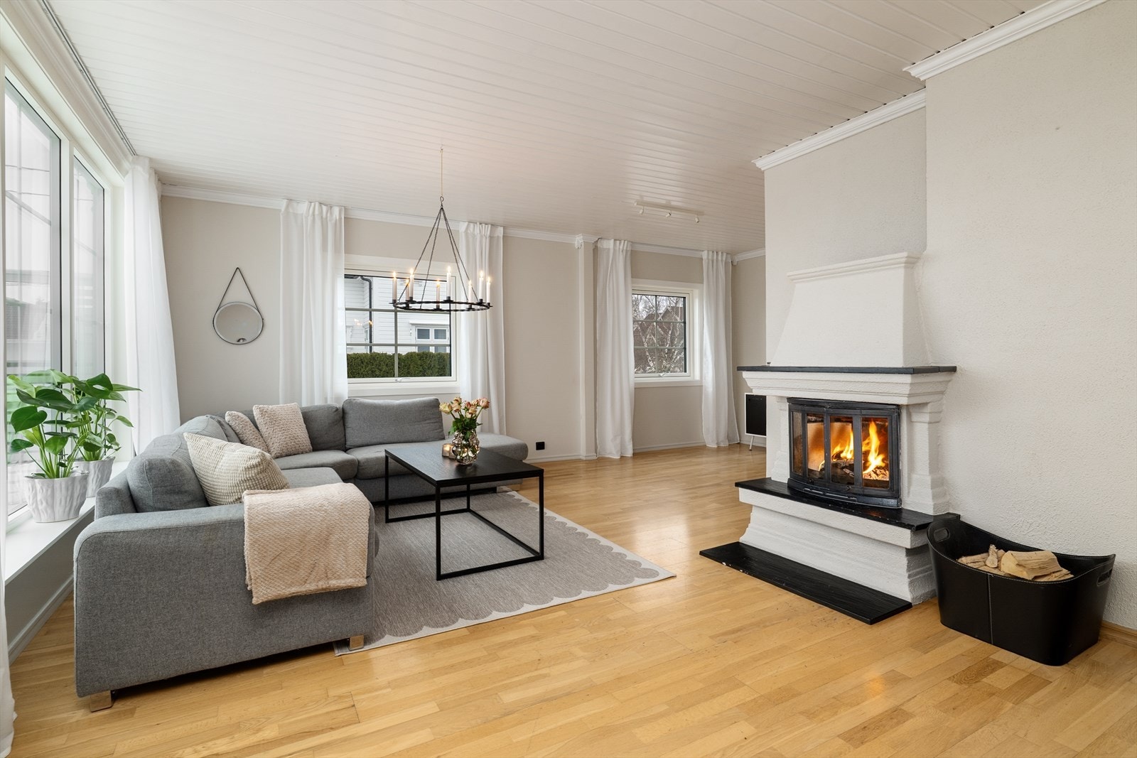 I stuen er det en dekorativ peisovn for lun varme på kaldere dager. Galleribilde