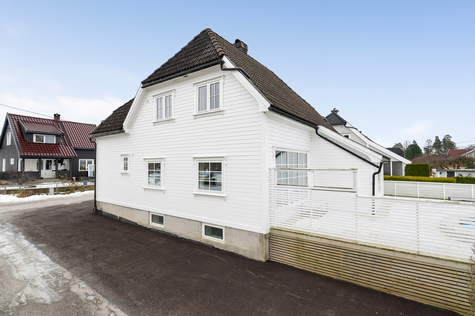 Eiet tomt på 576,5 kvm med gode solforhold og skjermede uteområder. Galleribilde