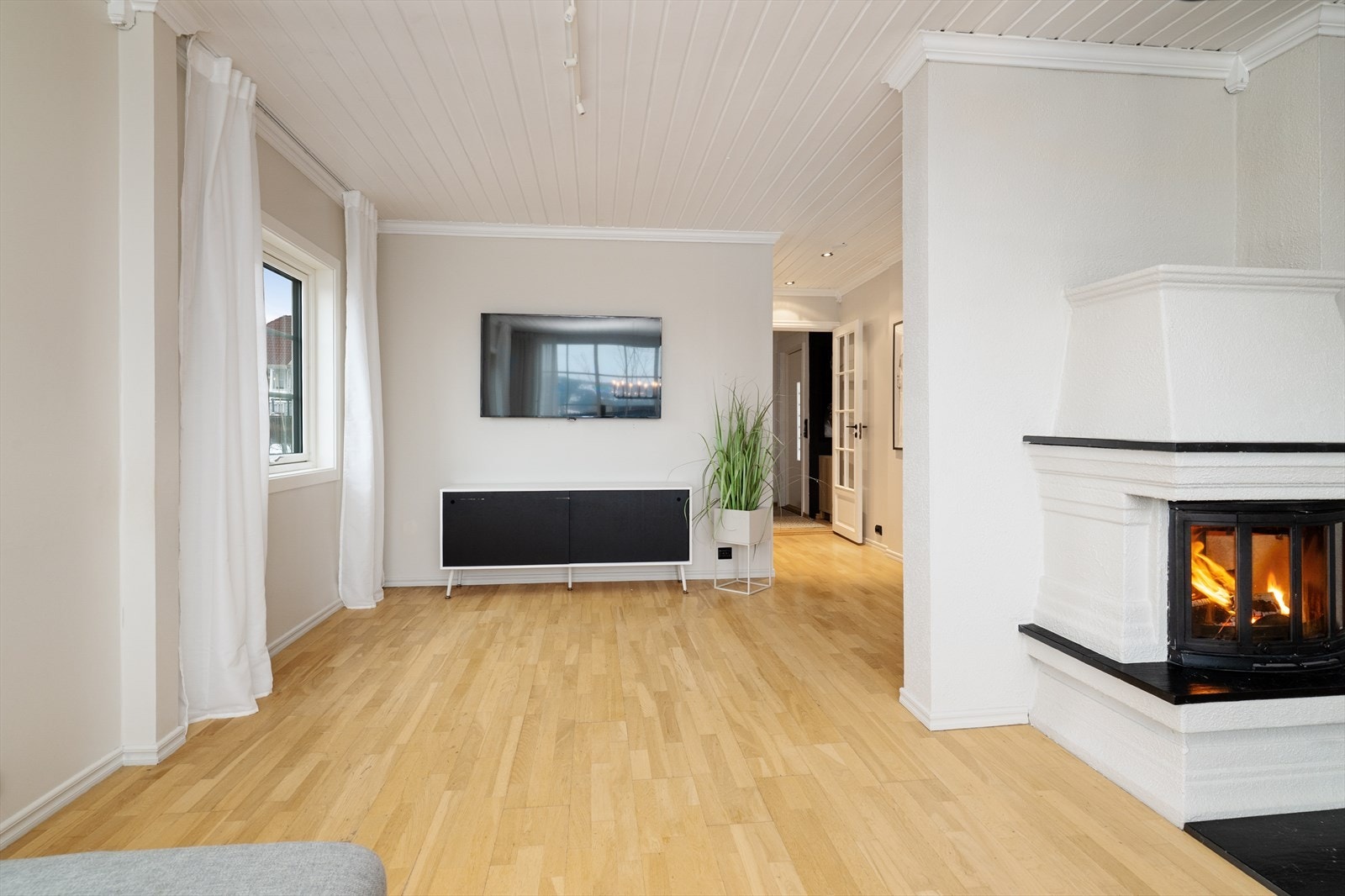 Stuen har god plass til både sofagruppe og spisestue. Galleribilde