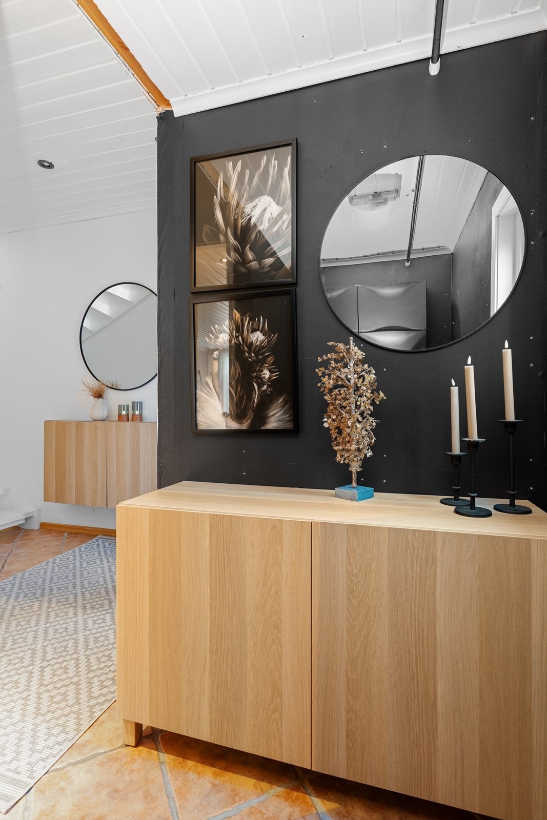 Overflater i boligen består hovedsakelig av parkett og fliser på gulv, tapet og malt panel på vegger, og malte plater og malt panel i tak. Galleribilde