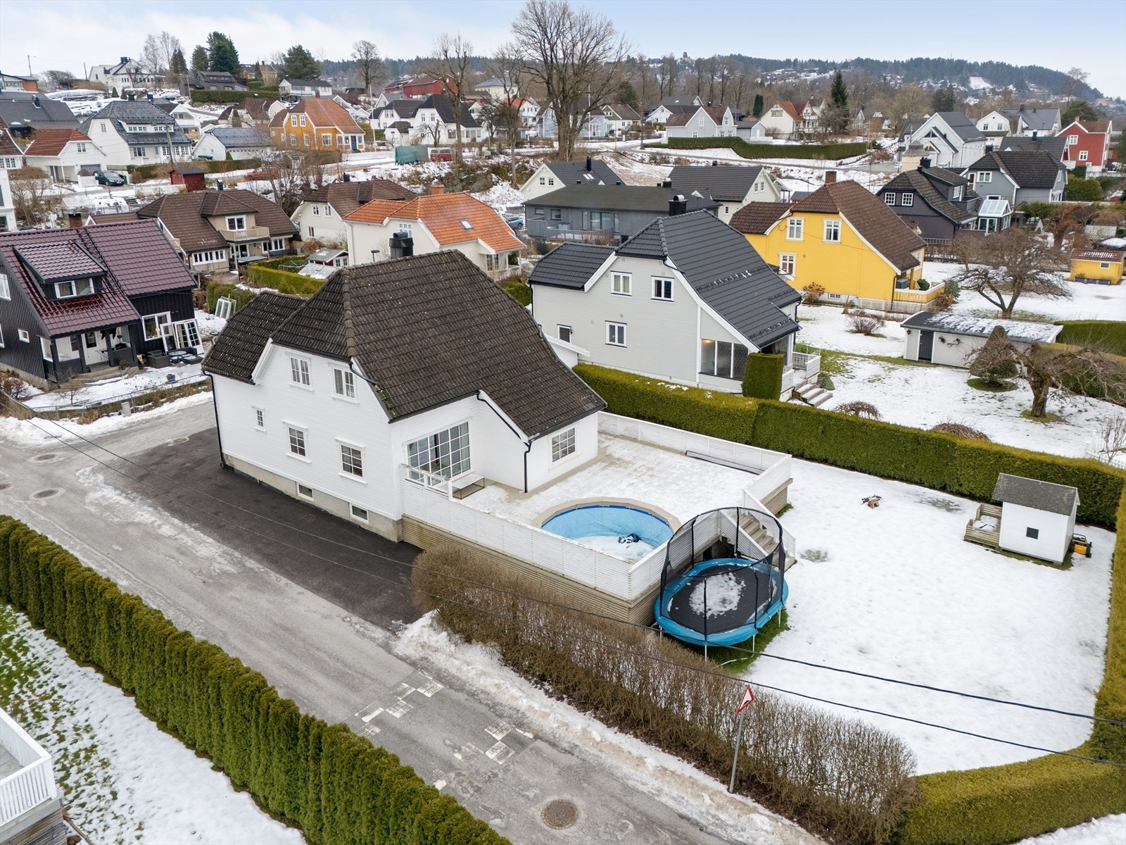 Den flotte hagen er skjermet med hekk og har god boltreplass for barn, samt en koselig lekestue. Galleribilde