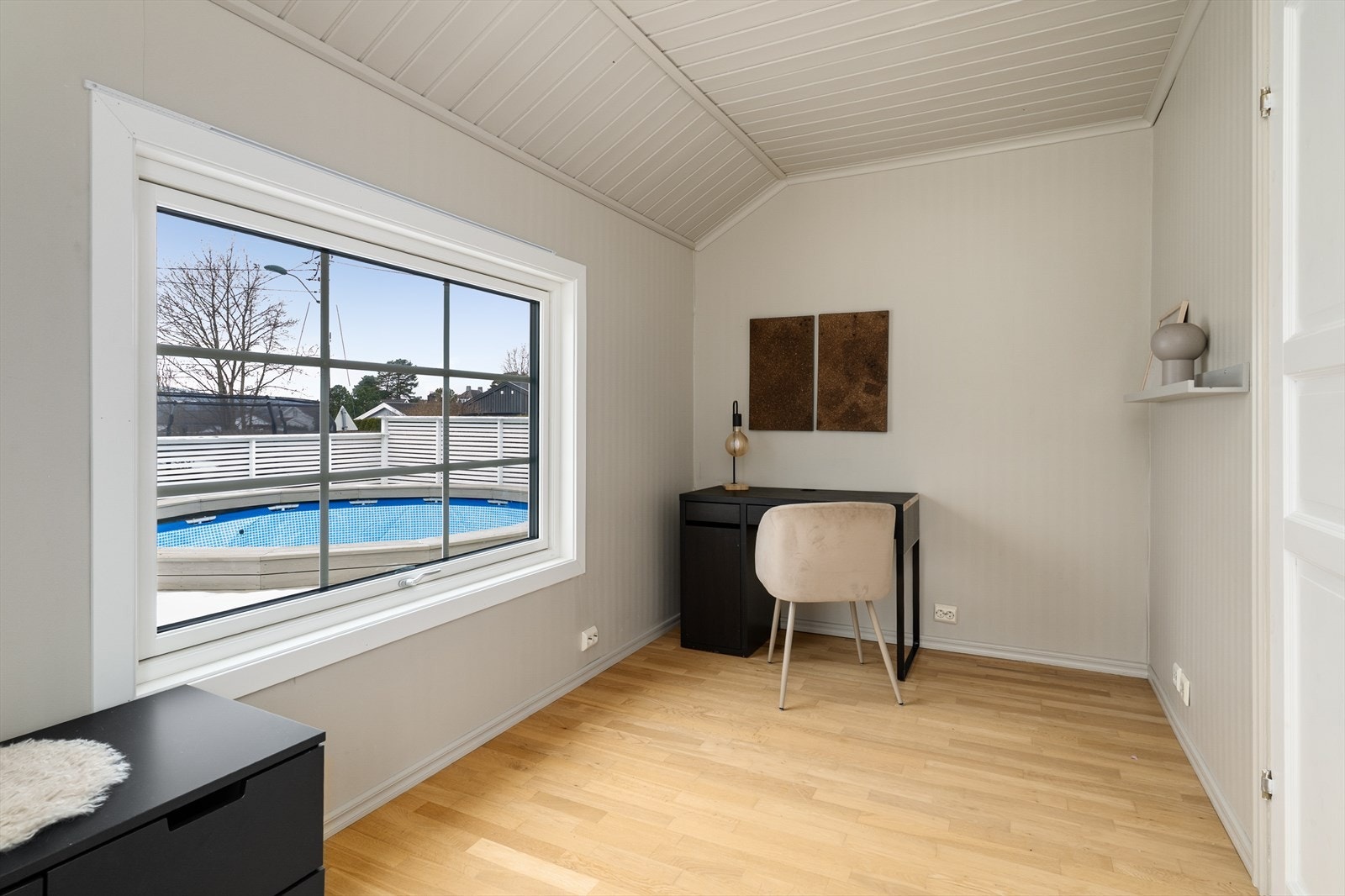 Fra spisestuedelen er det adkomst til en lys og trivelig mellomgang som videre har utgang til terrassen. Galleribilde