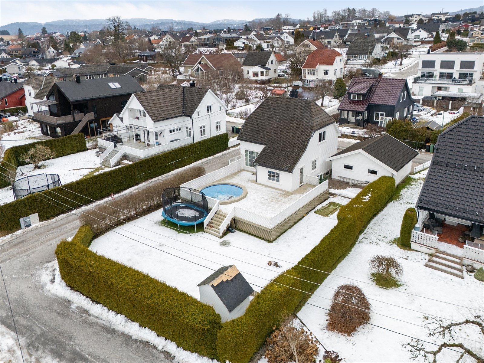 En velholdt og innholdsrik familiebolig med gode solforhold og skjermede uteområder, beliggende i et meget attraktivt og veletablert boligområde på Borgestad. Galleribilde