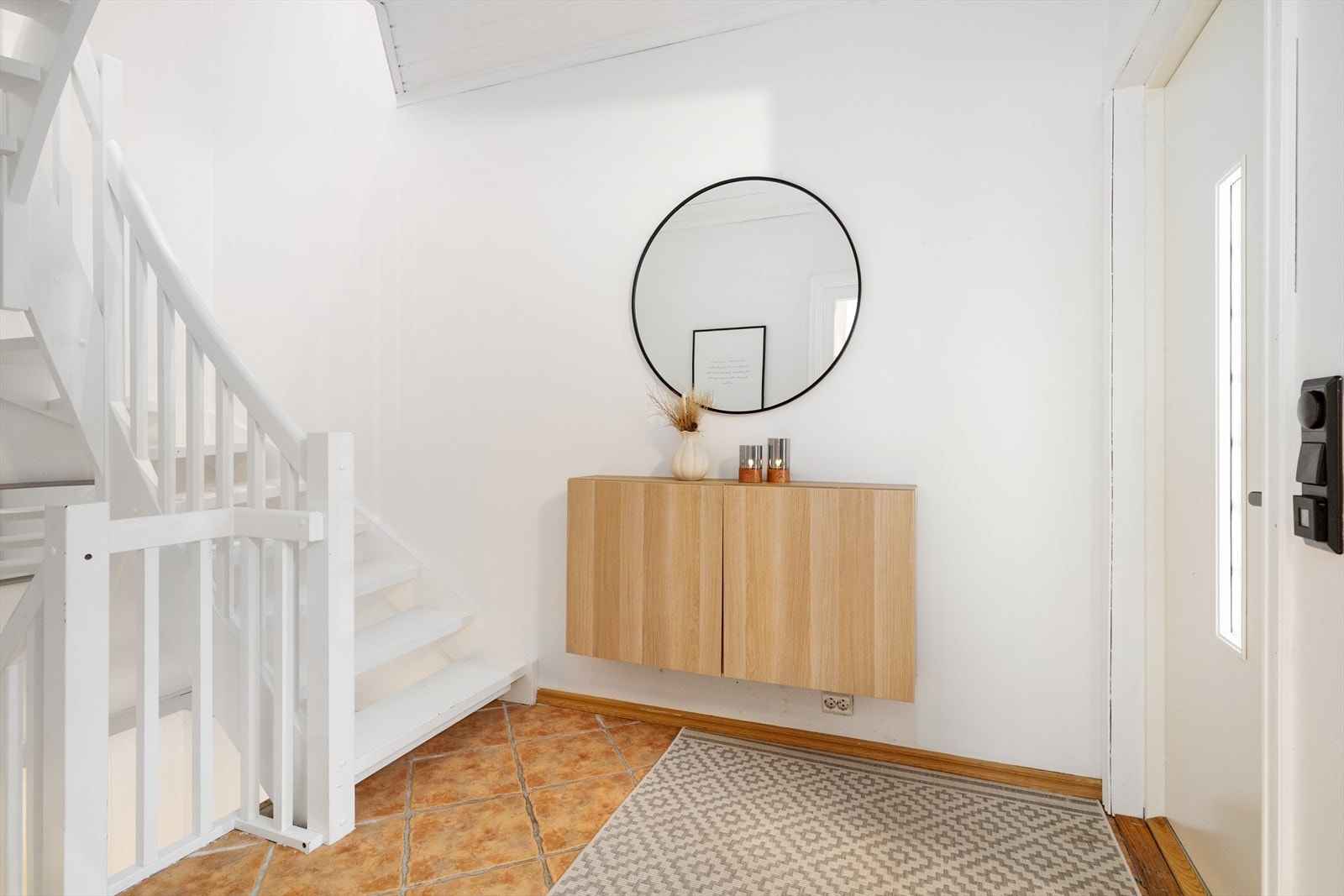 Mellom etasjene er det pene, malte tretrapper. Galleribilde