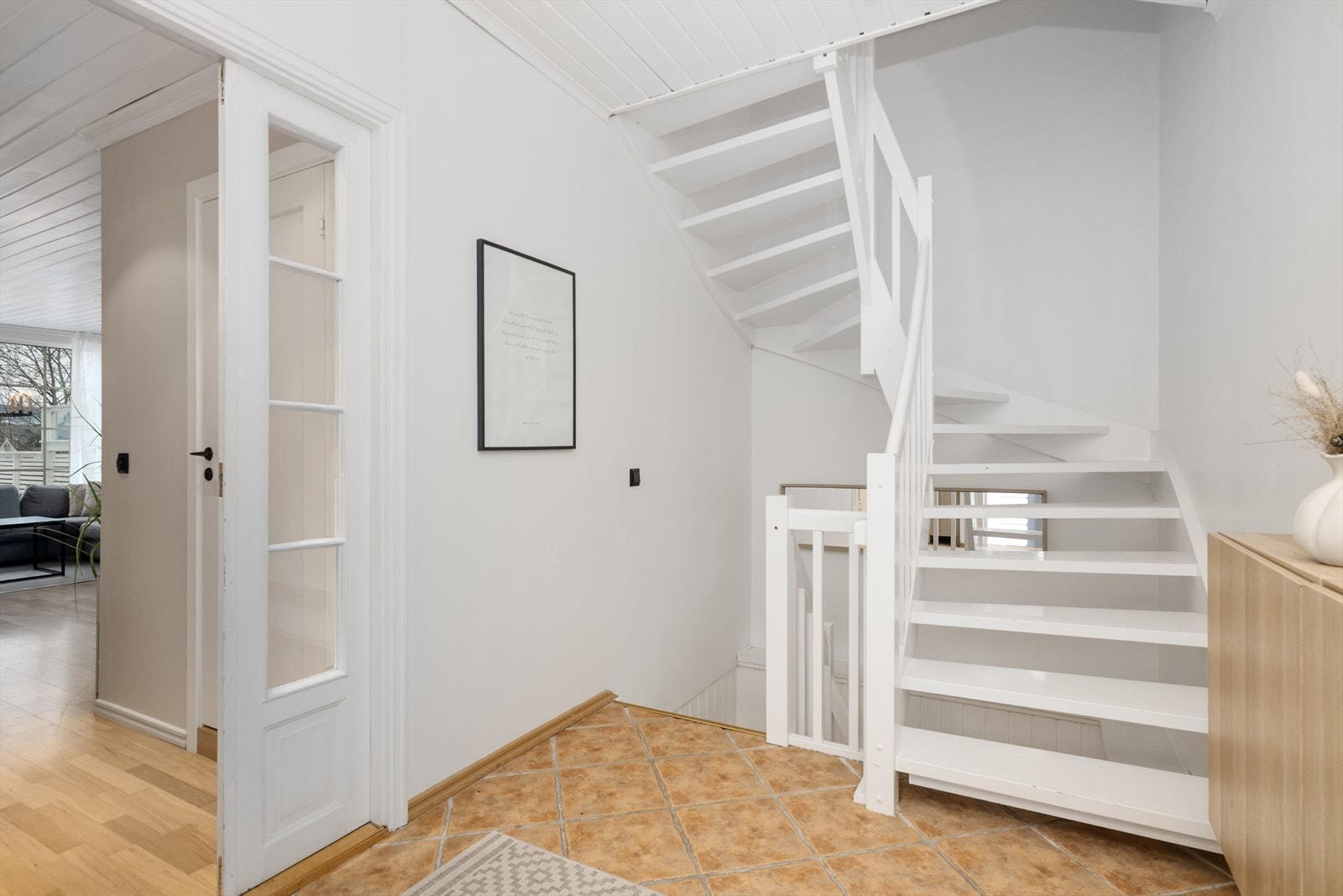 Det er etablert praktisk skyvedør til kjøkken, samt glassdør mellom entré og hall. Galleribilde