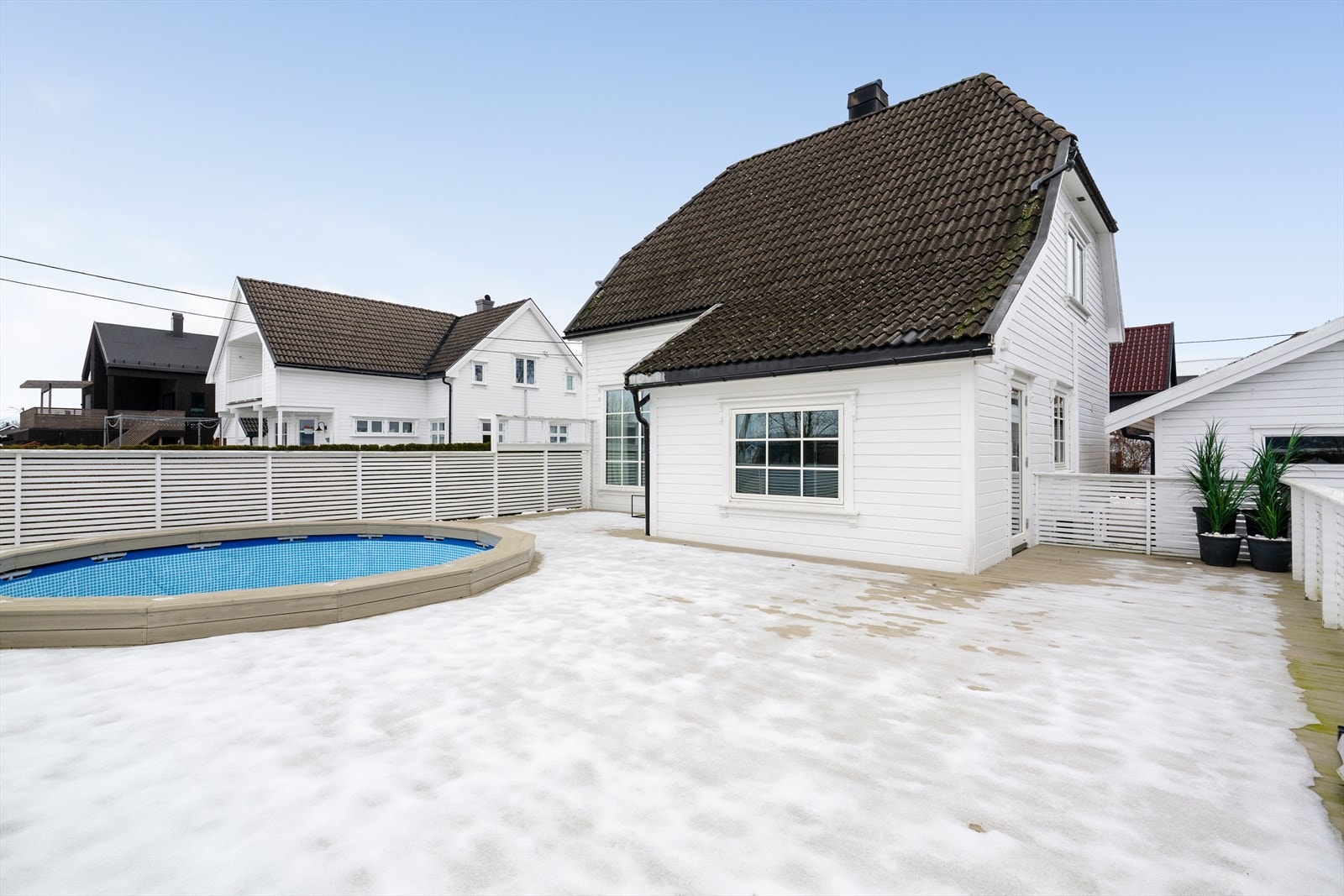 Terrassen har plass til flere soner med utemøblement, grill og blomster m.m. Det er også et nedfelt basseng. T Galleribilde