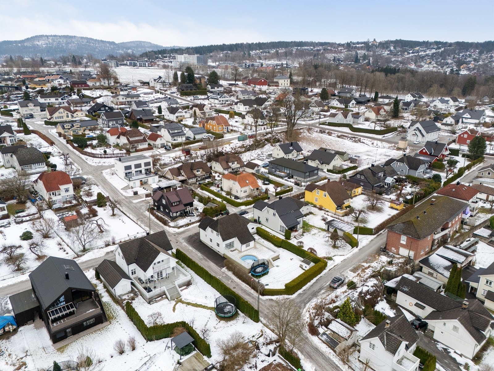 Enkel adkomst også til Kjørbekk-området med diverse forretninger og til Skien sentrum med kjøpesentre og butikker, kafeer og restauranter, samt kulturtilbud. Galleribilde
