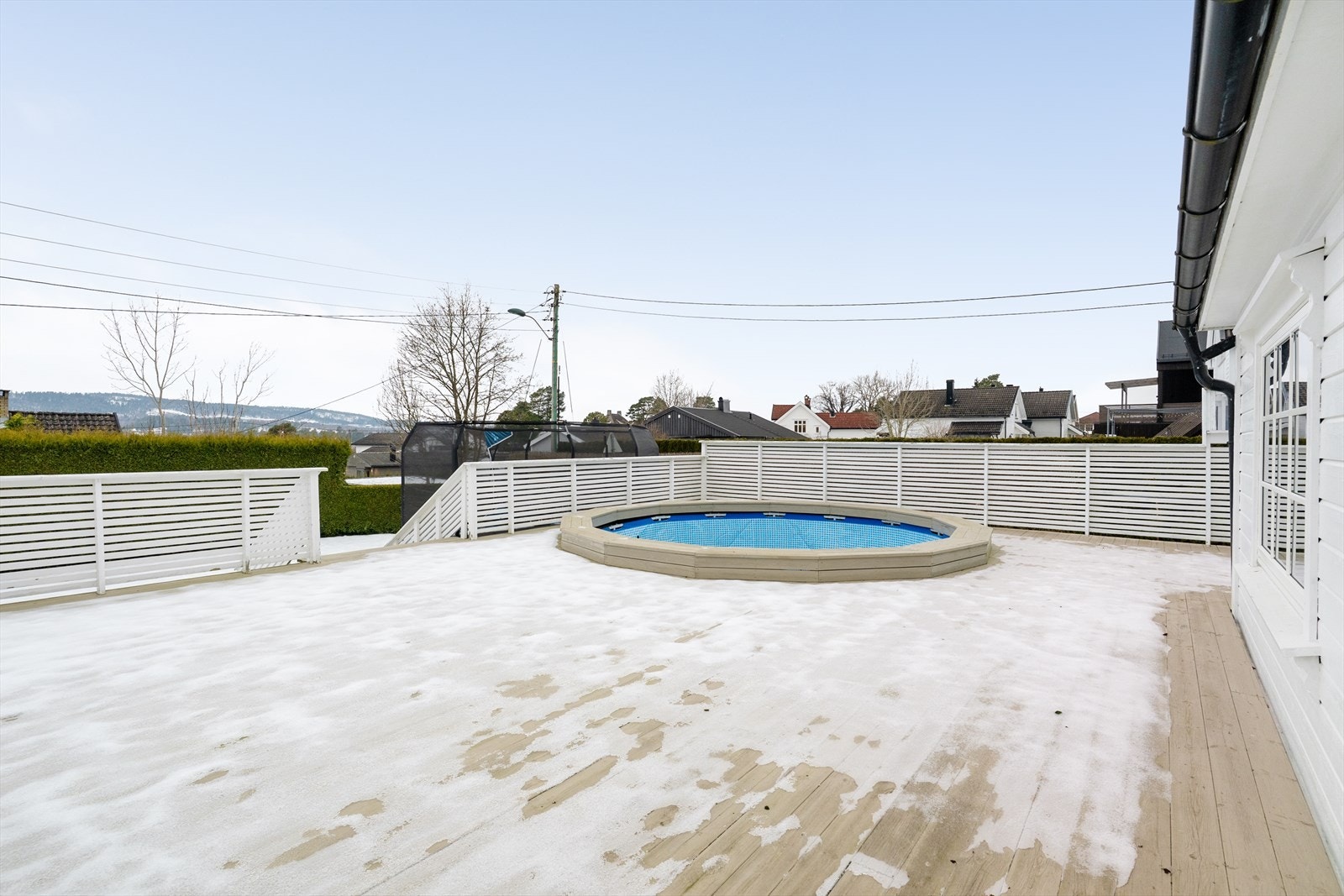 Den store terrasse på hele 63 kvm ligger i tilknytning til boligen og fungerer som et naturlig samlingspunkt; her kan solen nytes i fred og ro med venner og familie. Galleribilde