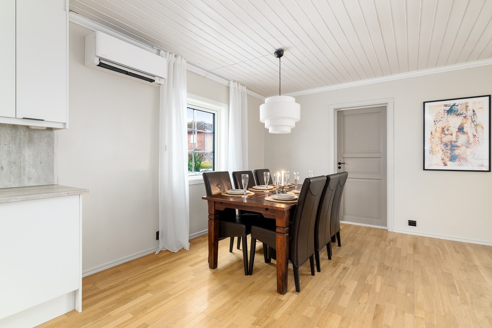 Vinduer på flere sider slipper rikelig med naturlig lys inn i rommet. Galleribilde