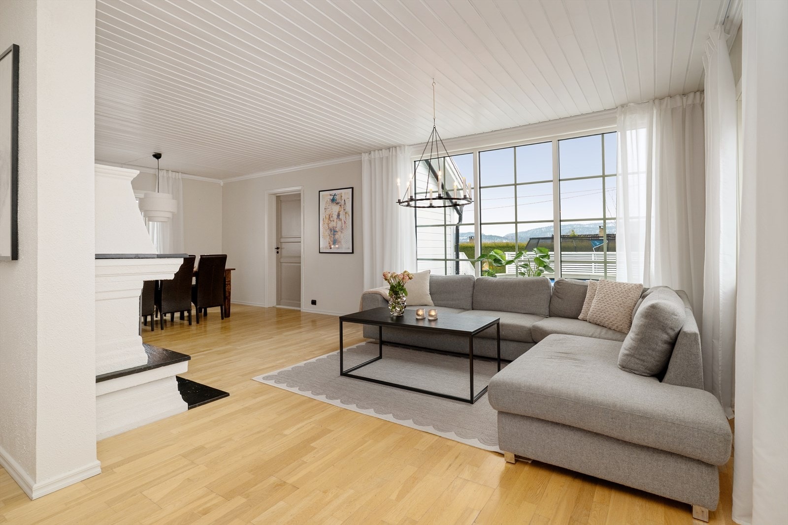 Boligen har en romslig og delikat stue med gode vindusflater og åpen kjøkkenløsning, noe som gir en luftig romfølelse. Galleribilde