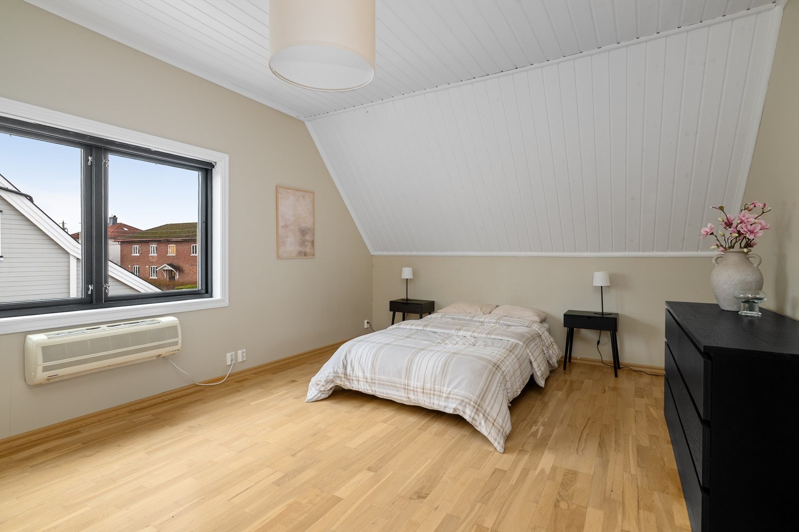 Boligen har tre lyse og pene soverom i 2.etg. Galleribilde