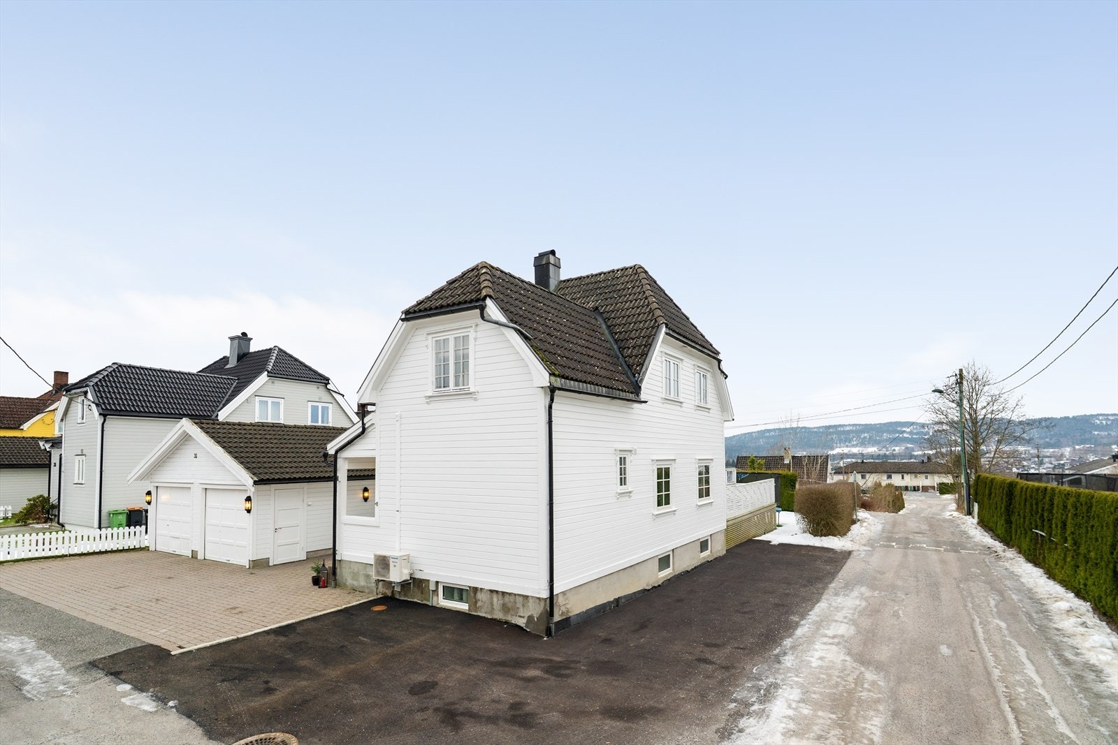 En nydelig og solrik tomt som er pent opparbeidet med usjenerte hagearealer og parkering i dobbeltgarasje. Galleribilde