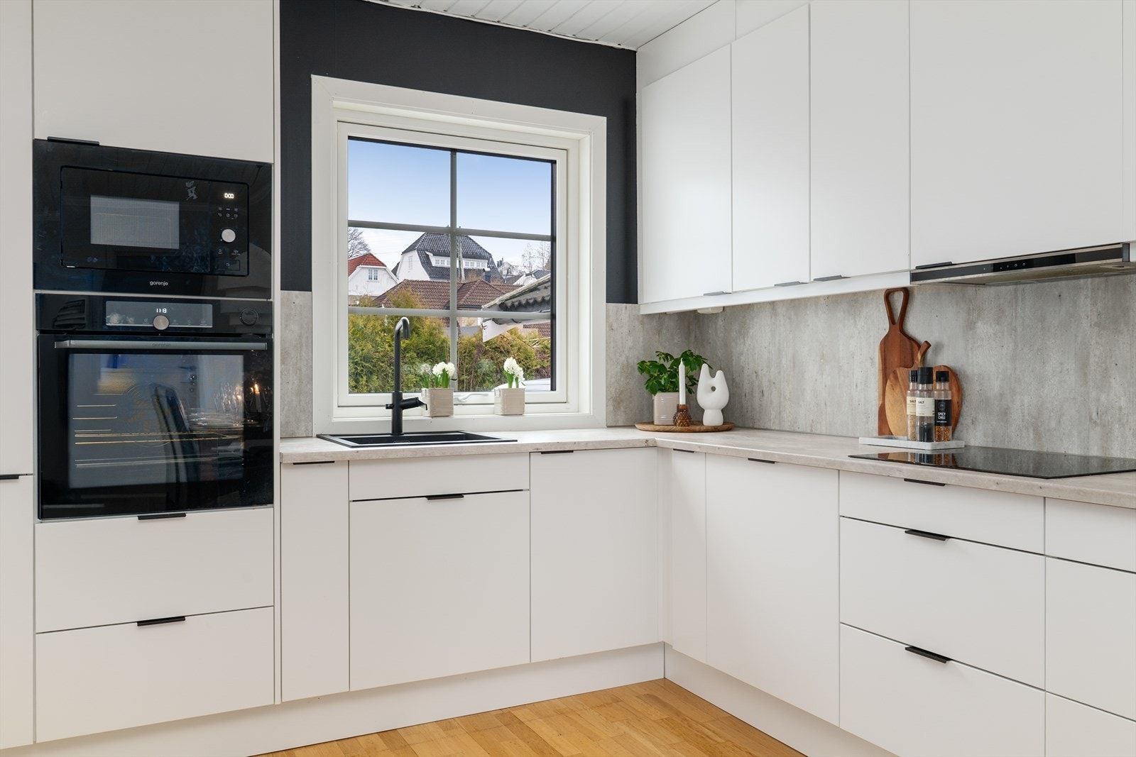 Kjøkkenet har pen innredning med glatte fronter og benkeplate i laminat med nedfelt oppvaskkum og platetopp. Integrerte hvitevarer er stekeovn, kombinert kjøle-/fryseskap, mikrobølgeovn og oppvaskmaskin. Galleribilde