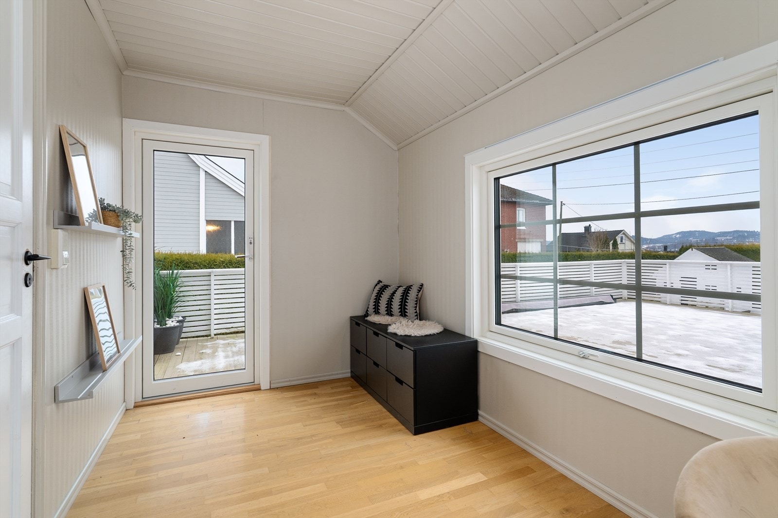 Fra gangen er det ut til det flotte terrasseområdet. Galleribilde