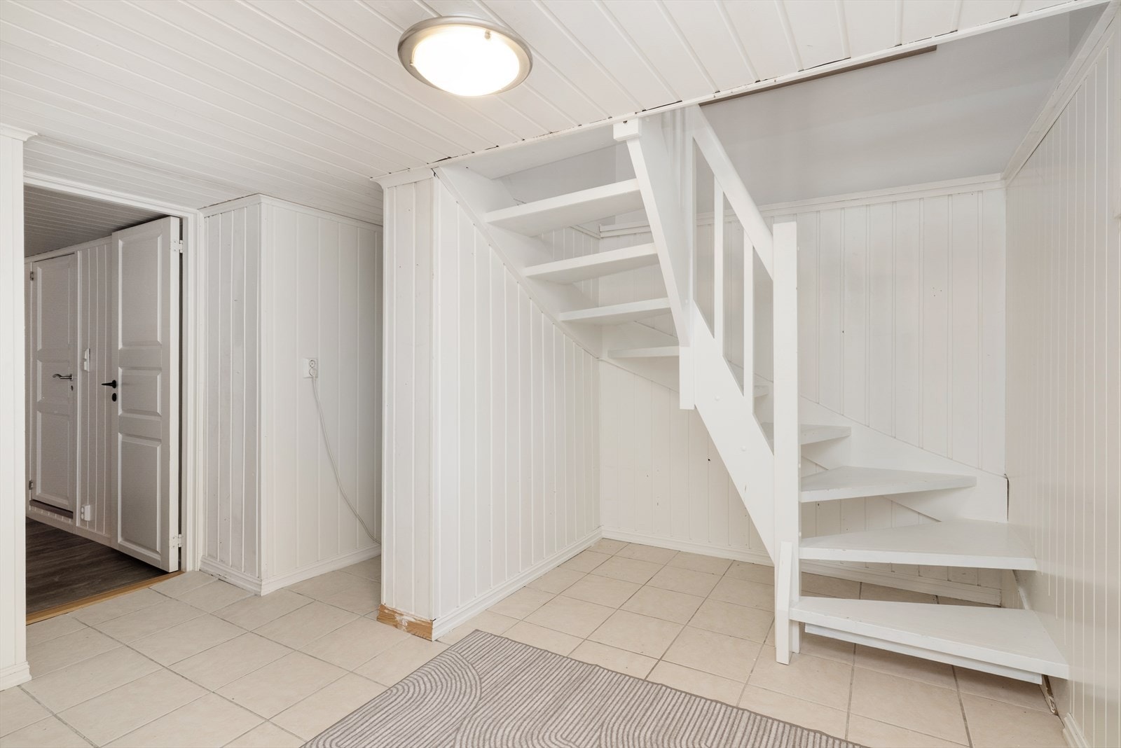 Kjeller er innredet og omgjort uten at dette er søkt om og uten at nødvendig godkjennelse er gitt av kommunen. Galleribilde