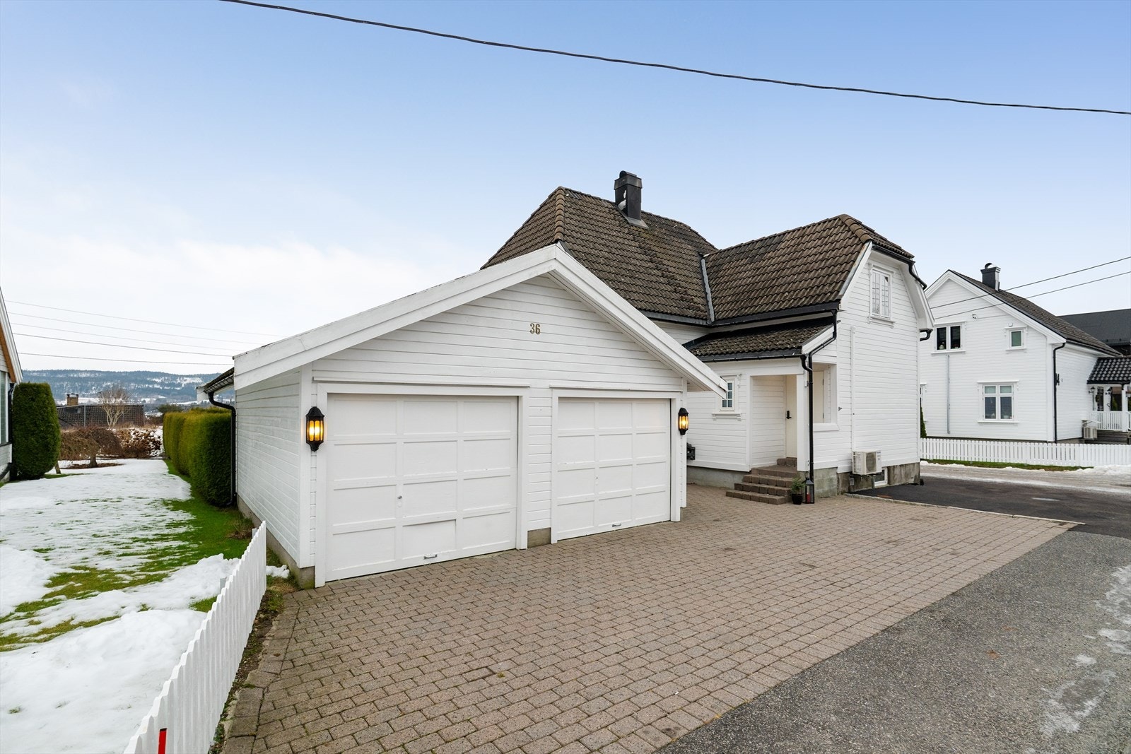 Fint beliggende familiebolig med 4 soverom og garasje. Solrik tomt i trivelig barnevennlig gate. Galleribilde