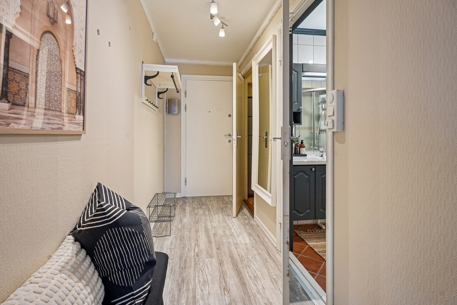 Her er det god plass til oppbevaring av yttertøy og sko. Galleribilde