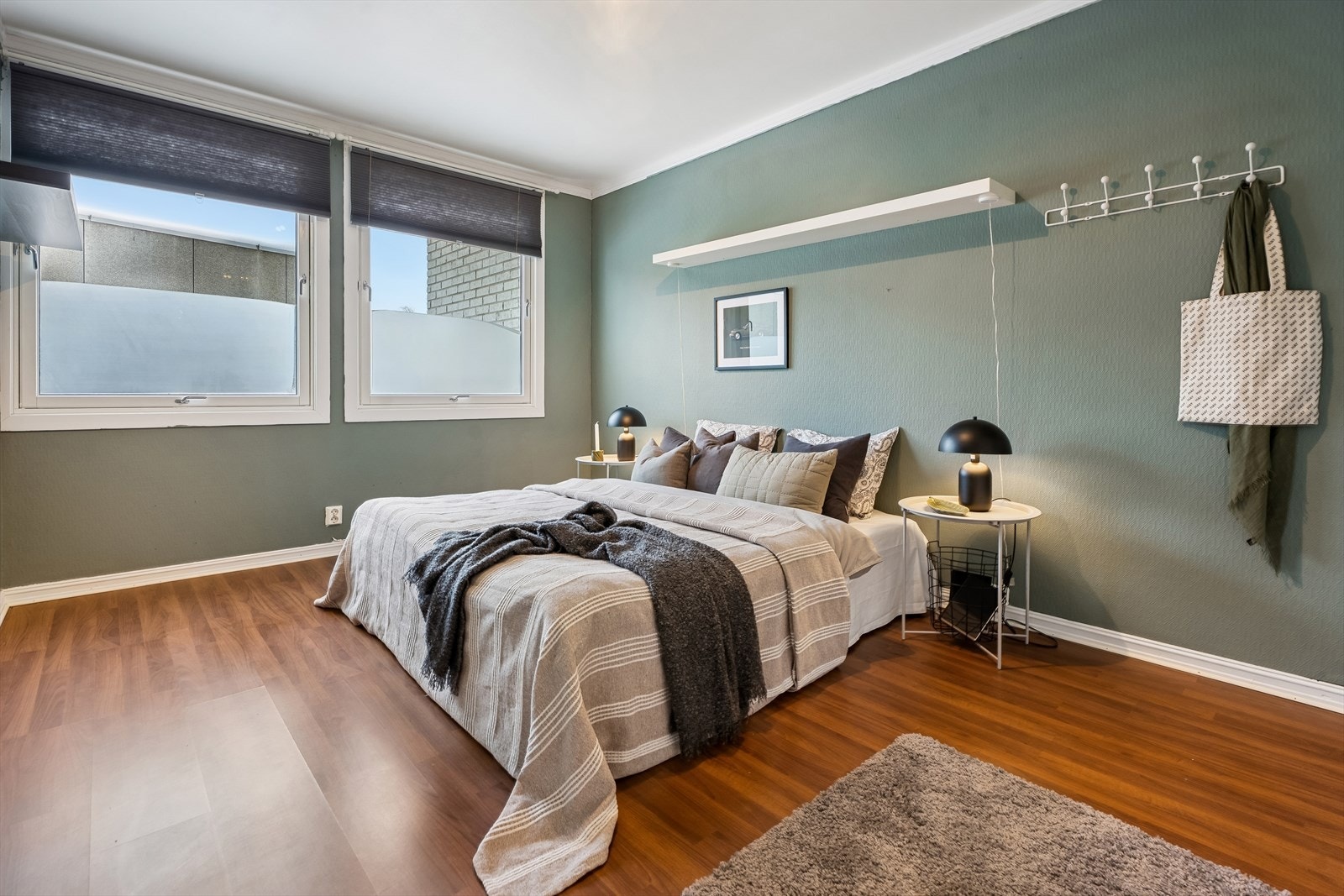 Rommet er malt i en lun og behagelig farge. Galleribilde