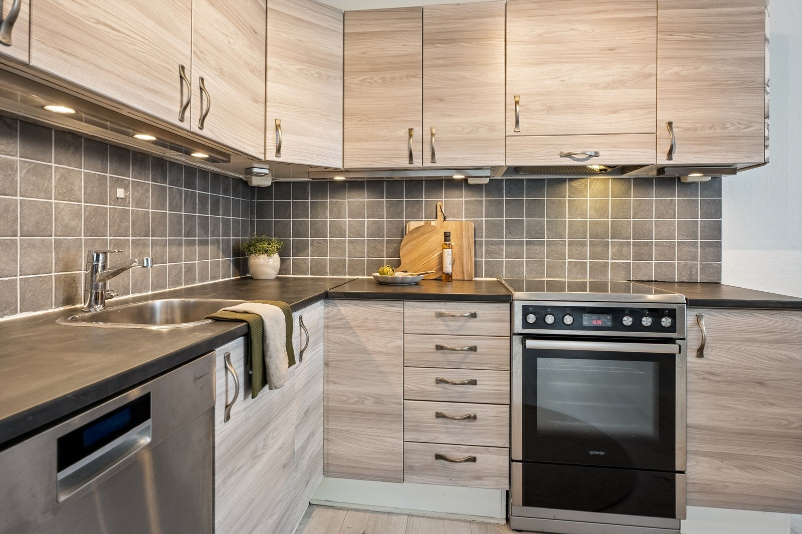 Kjøkkenet har godt med skap- og benkeplass for matlaging. Galleribilde