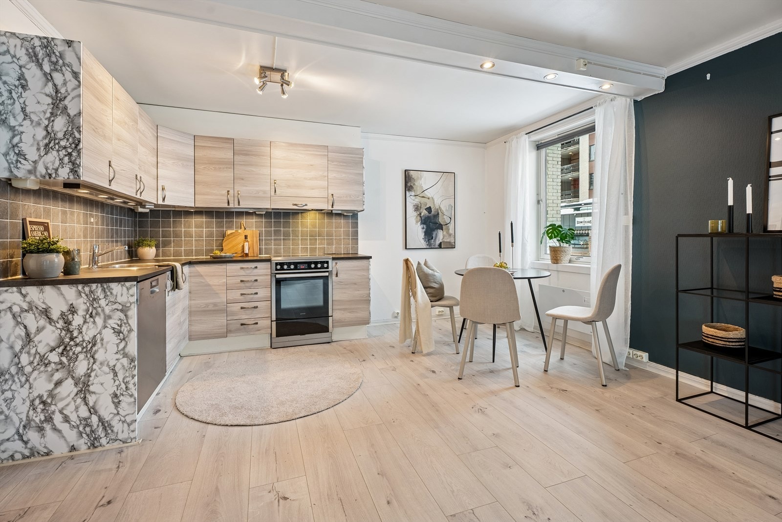 Det er en naturlig plass for spisebord i tilknytning til kjøkkenet. Galleribilde