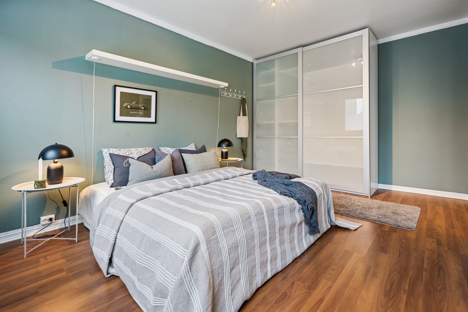 Soverommet har god plass til dobbeltseng og en romslig garderobeløsning. Galleribilde