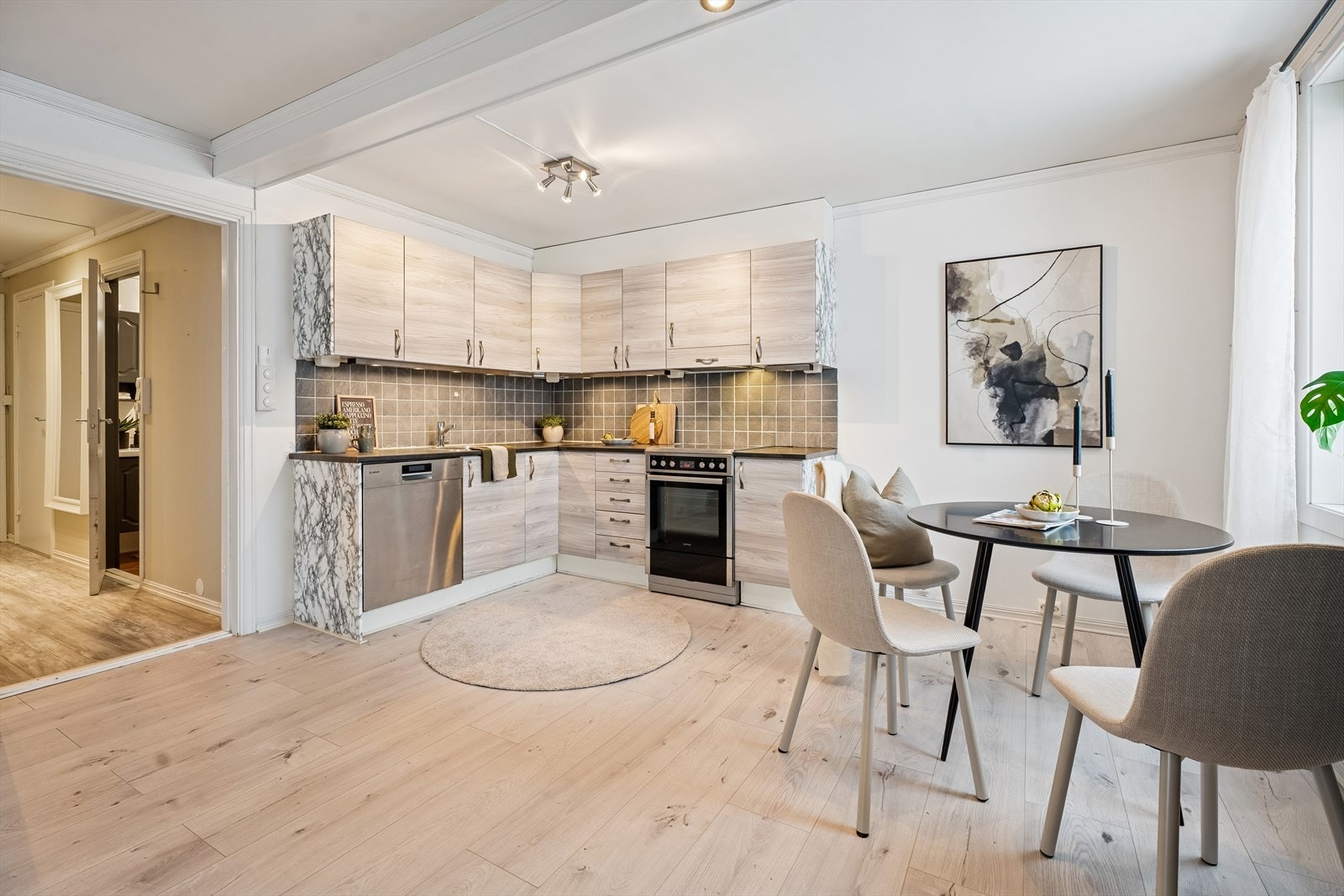 Kjøkkeninnredningen er funksjonell med en praktisk hjørneløsning. Galleribilde