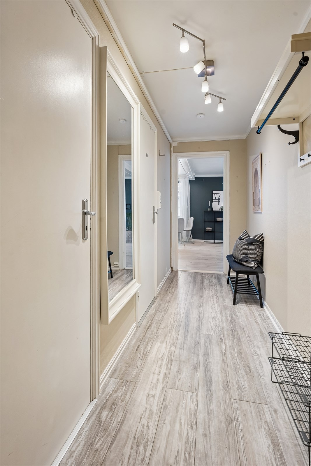 Entréen er lys og gir adkomst til leilighetens rom. Galleribilde