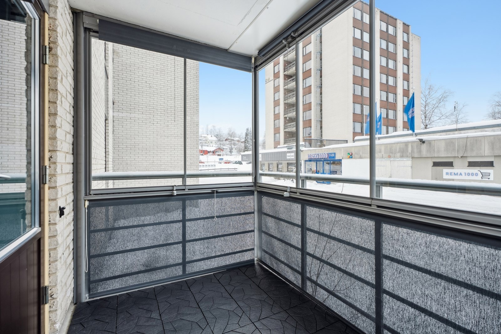 Balkongen har plass til en sittegruppe og vender ut mot nærområdet. Galleribilde