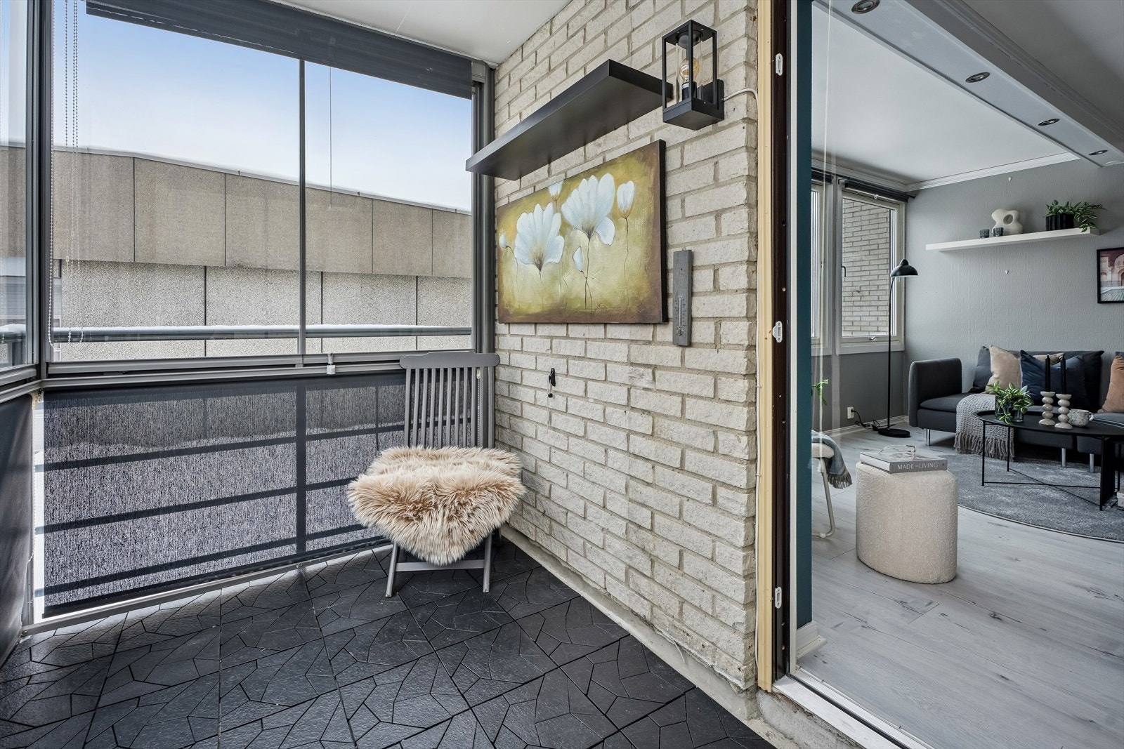 Den innglassede balkongen fungerer som et ekstra oppholdsrom store deler av året. Galleribilde