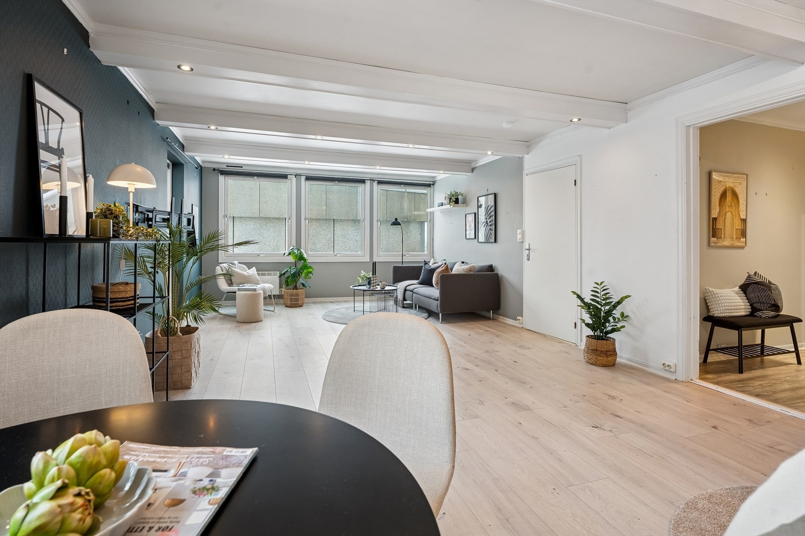 Stuen er et lyst og romslig oppholdsrom med flere møbleringsmuligheter. Galleribilde