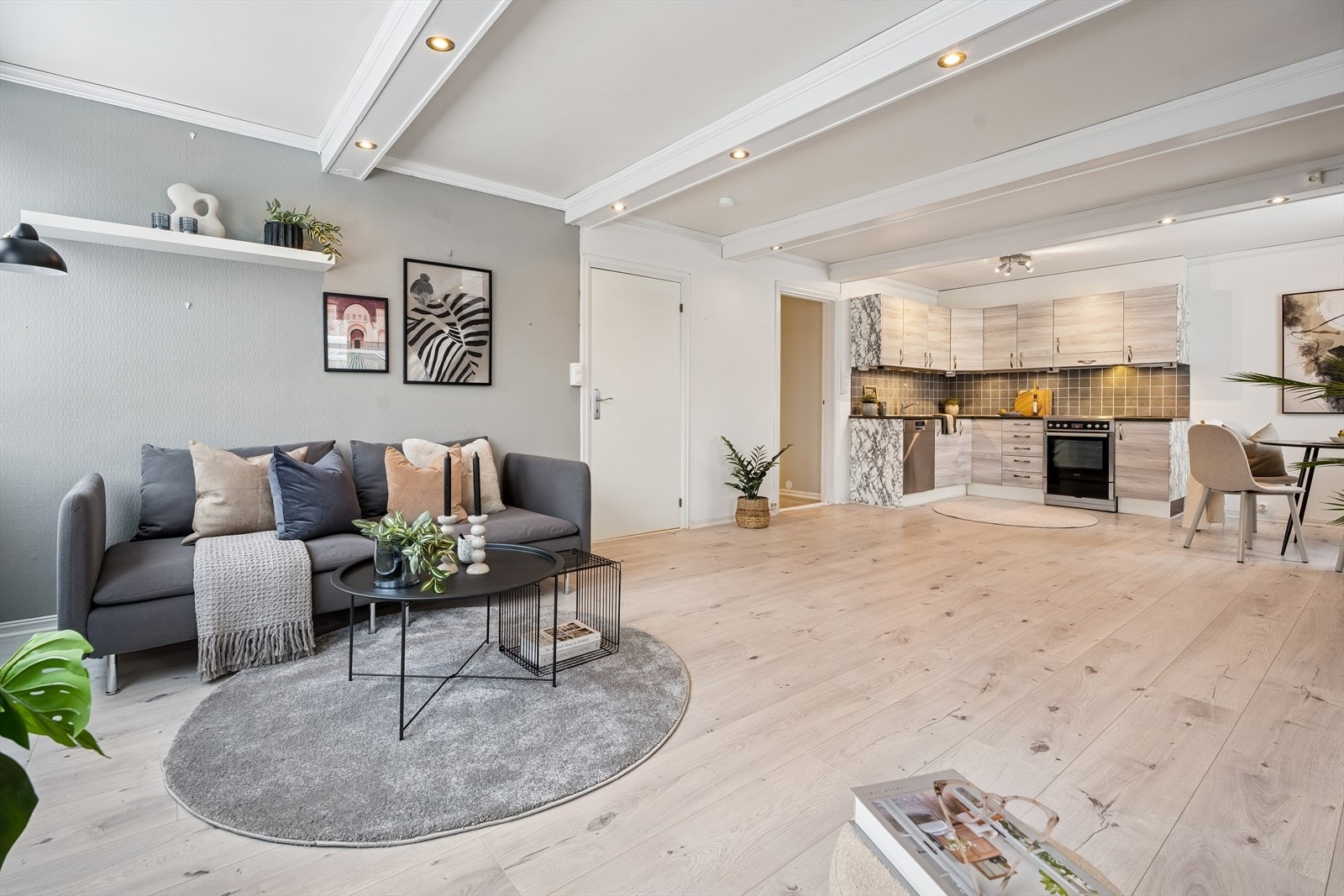 Den åpne løsningen mellom stue og kjøkken gir en god romfølelse og flyt. Galleribilde