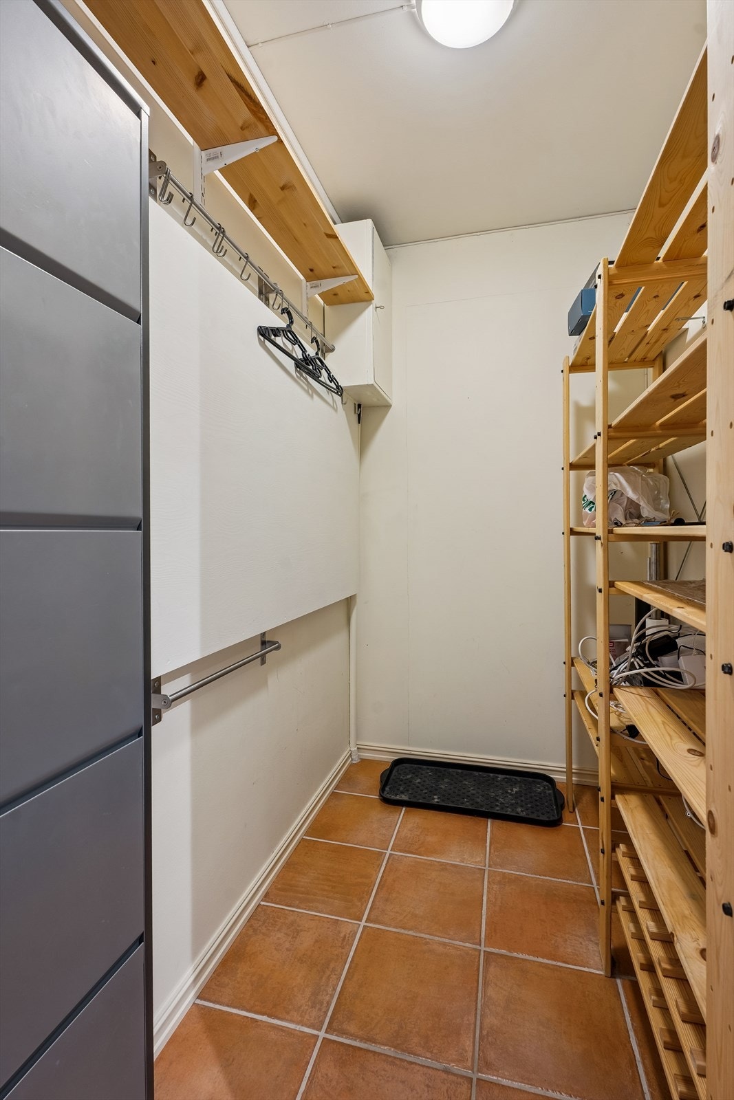 En innvendig bod gir rikelig med praktisk lagringsplass. Leiligheten disponerer også en bod i kjeller. Galleribilde