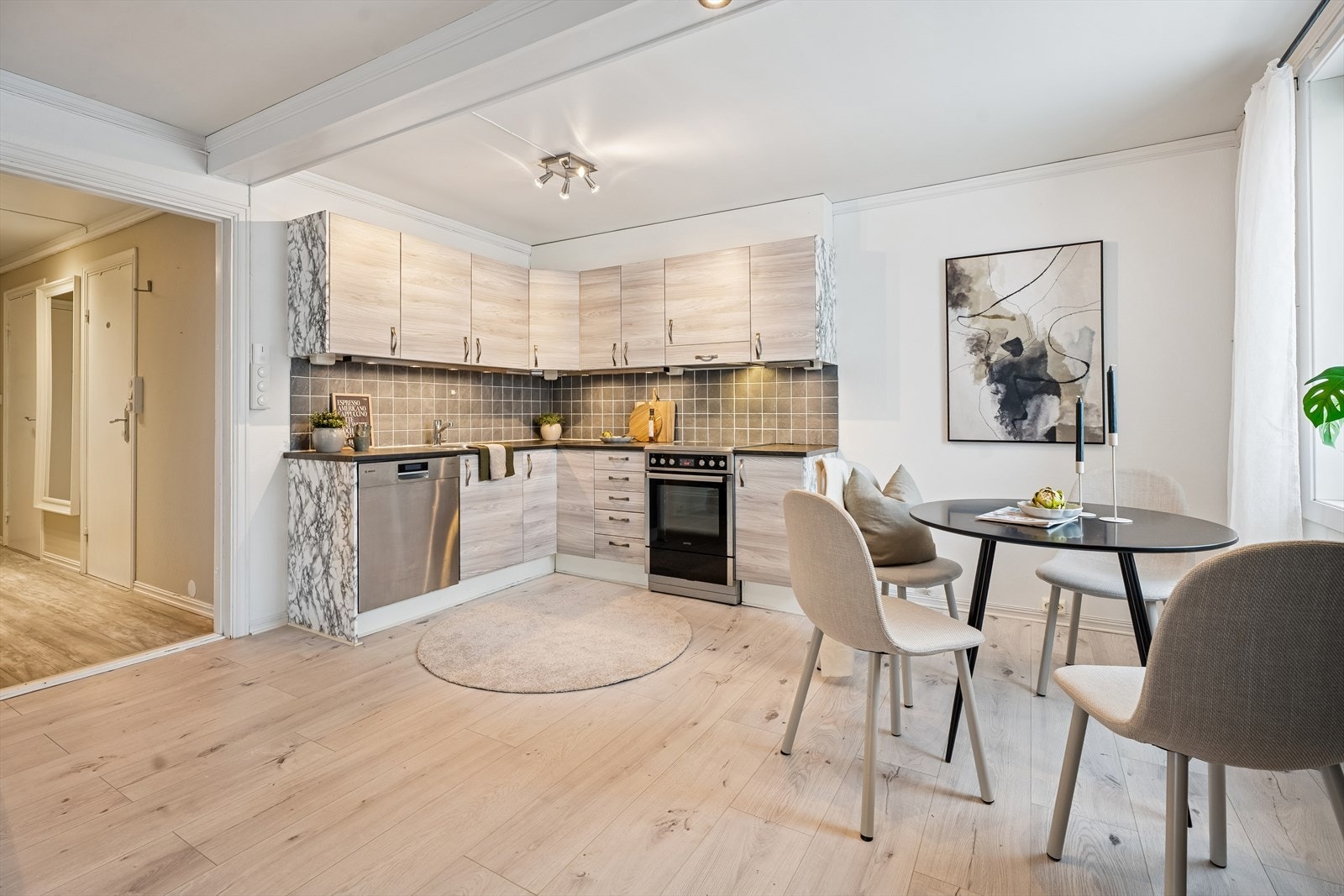 Leiligheten har en åpen og sosial planløsning mellom stue og kjøkken. Galleribilde