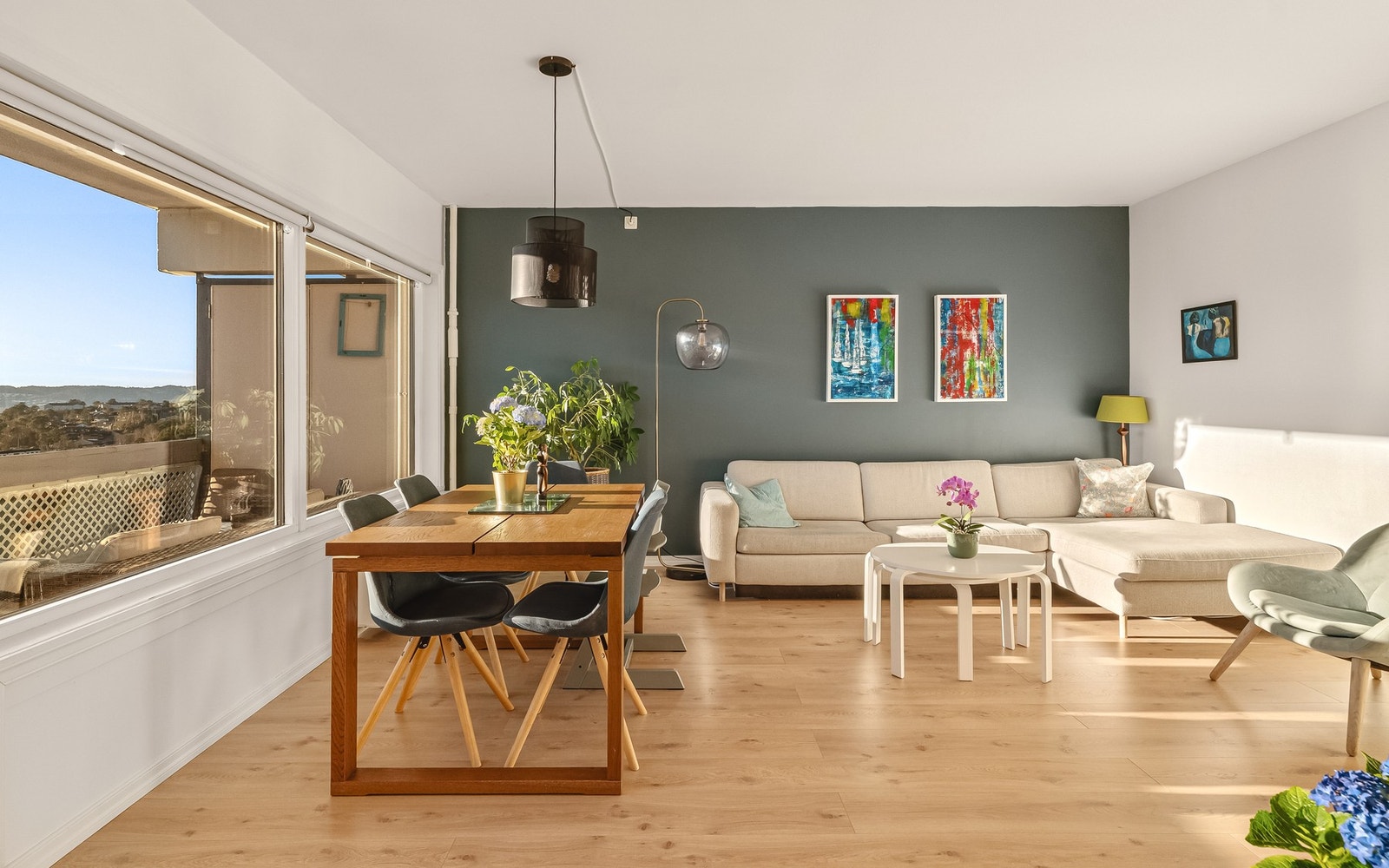 De store vinduene gir godt med naturlig lysinnslipp og bidrar til en luftig atmosfære Galleribilde