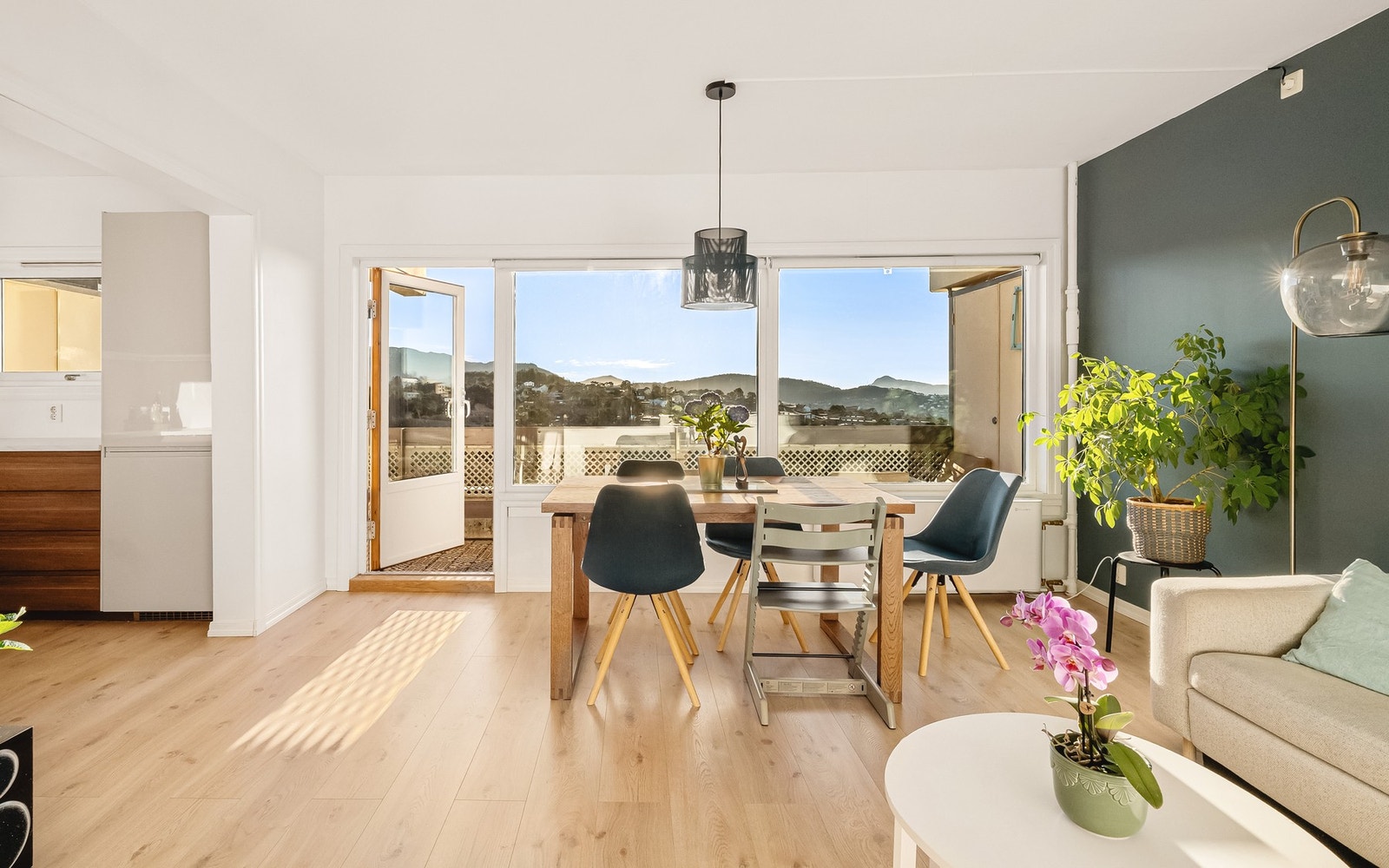 Leiligheten er malt i behagelige farger og oppleves som lys og innbydende Galleribilde