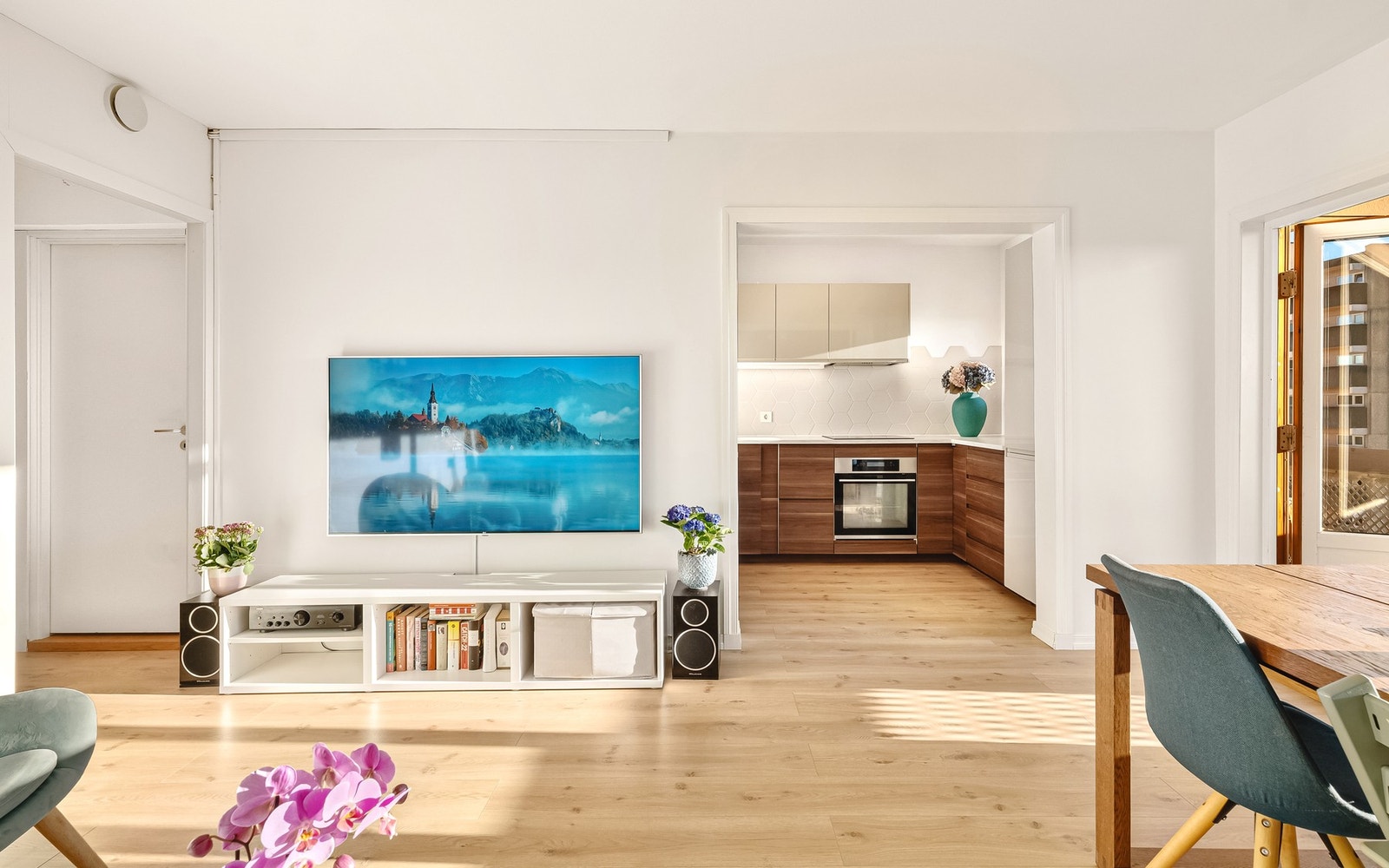 Delvis åpen stue- og kjøkkenløsning gir leiligheten et sosialt preg Galleribilde